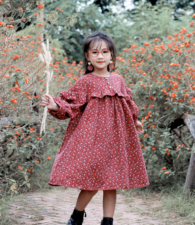 Váy hoa đỏ bèo ngực