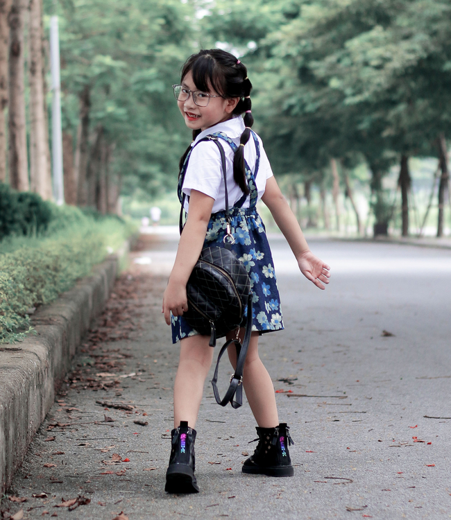 Set áo trắng + chân váy Jeans hoa