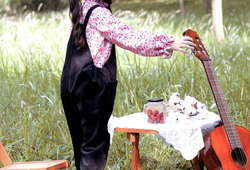 Set quần yếm đen áo hoa hồng