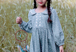 Váy hoa xanh lá cổ bèo