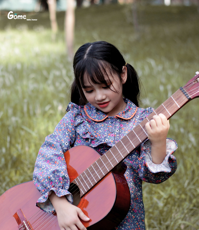 Áo sơ mi viền cổ hoa xanh