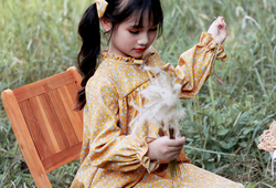 Váy hoa vàng cổ bèo