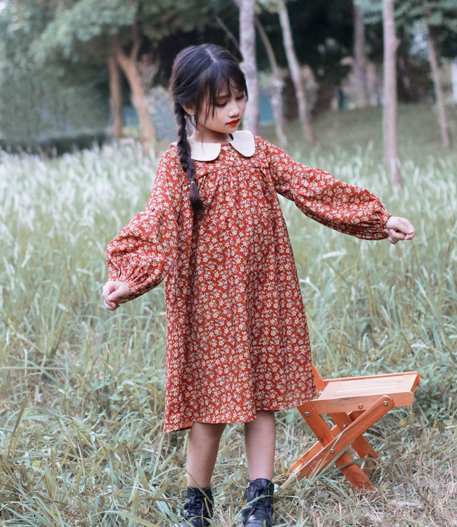 Váy hoa cam đỏ lá cổ kem