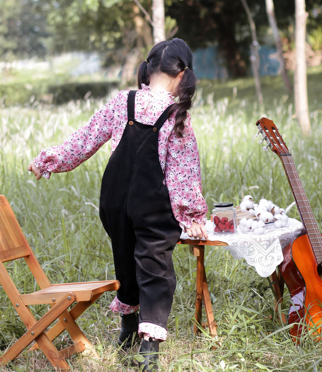 Set quần yếm đen áo hoa hồng