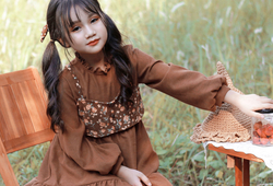 Váy nâu phối áo yếm hoa