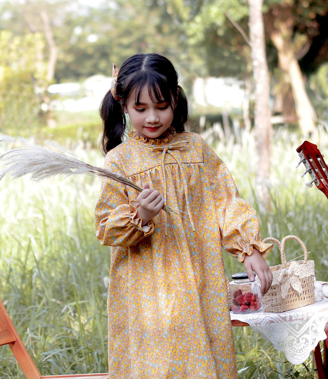 Váy hoa vàng cổ bèo